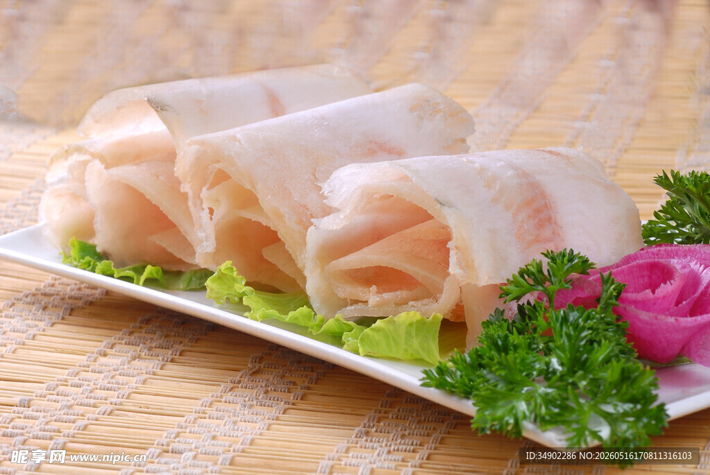 精美摆盘的鲜嫩肉卷