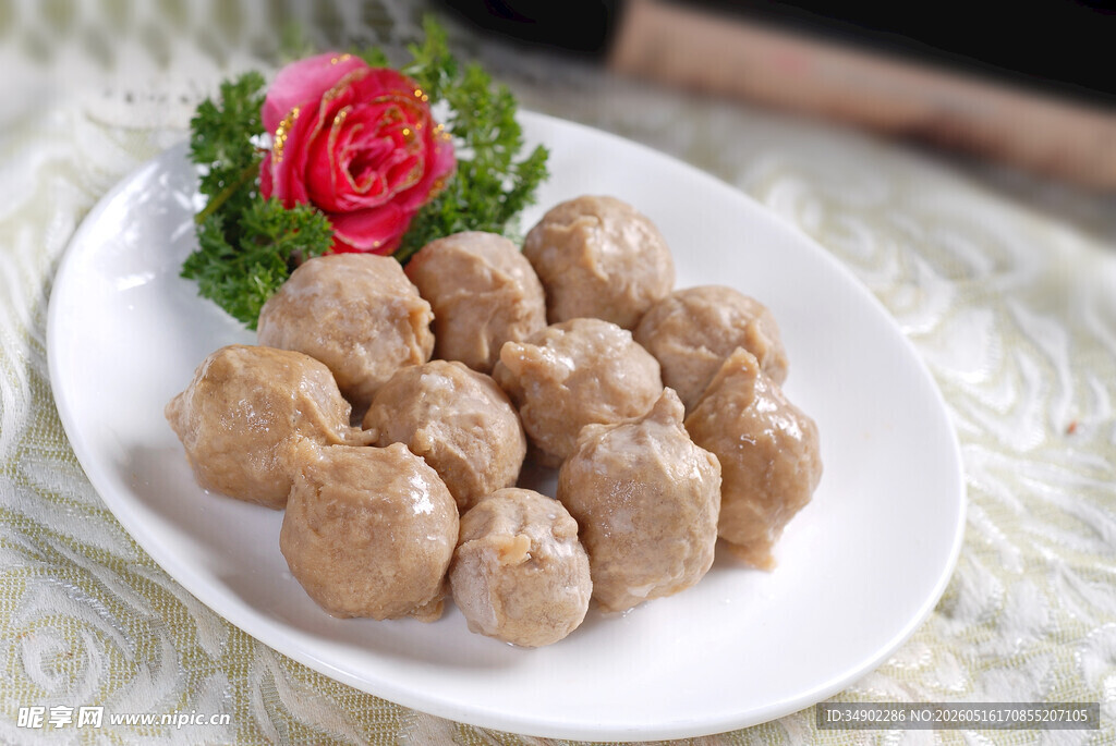 美味牛肉丸摆放在白盘上