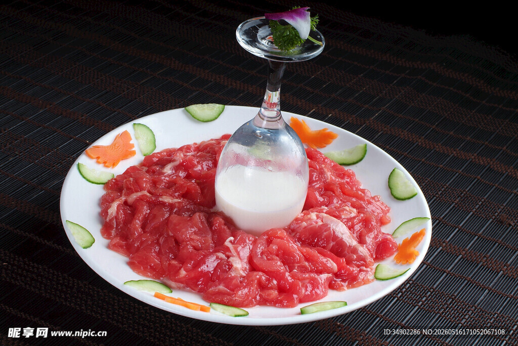 鲜牛肉配酒杯摆盘展示
