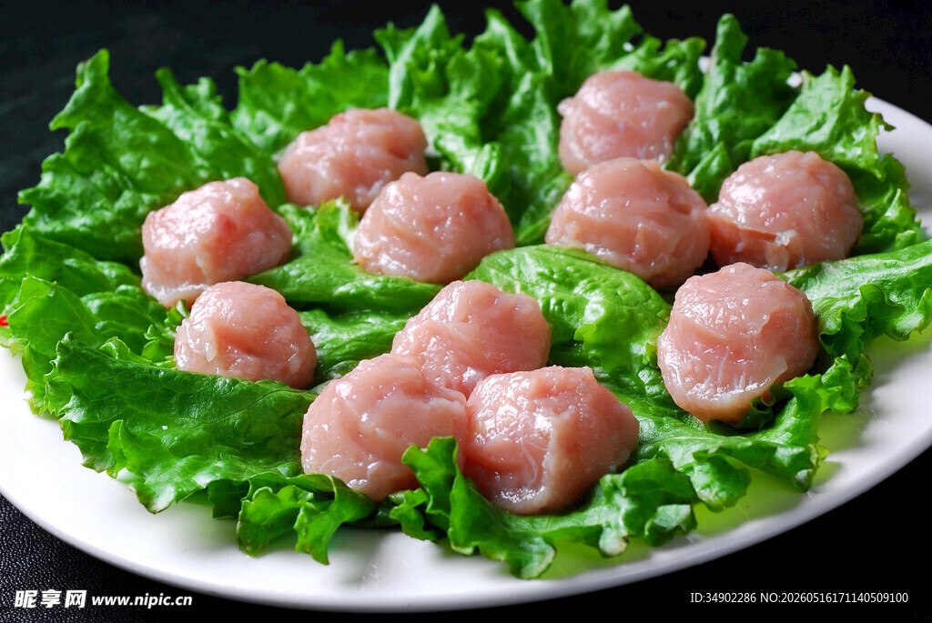 鲜嫩肉丸配生菜摆盘