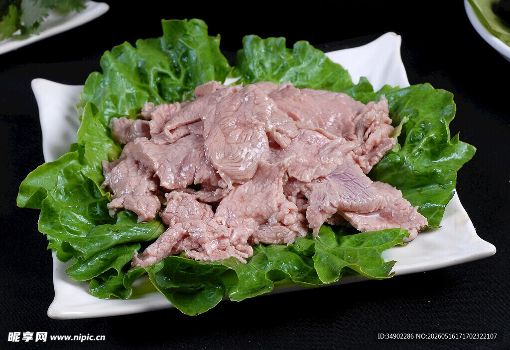新鲜肉片配生菜摆盘