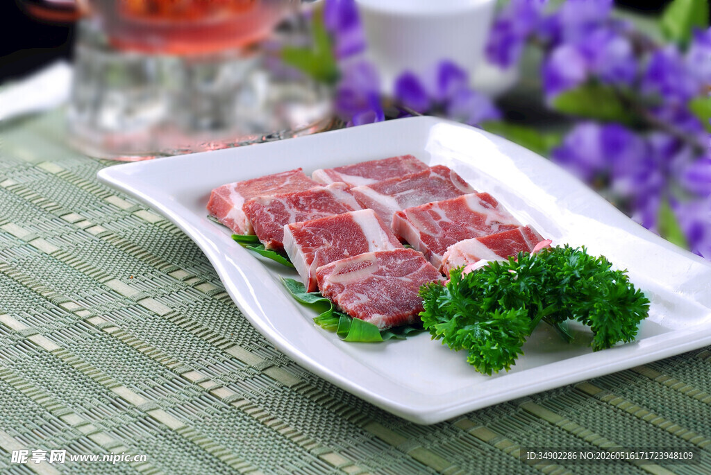 新鲜牛羊肉片配翠绿蔬菜