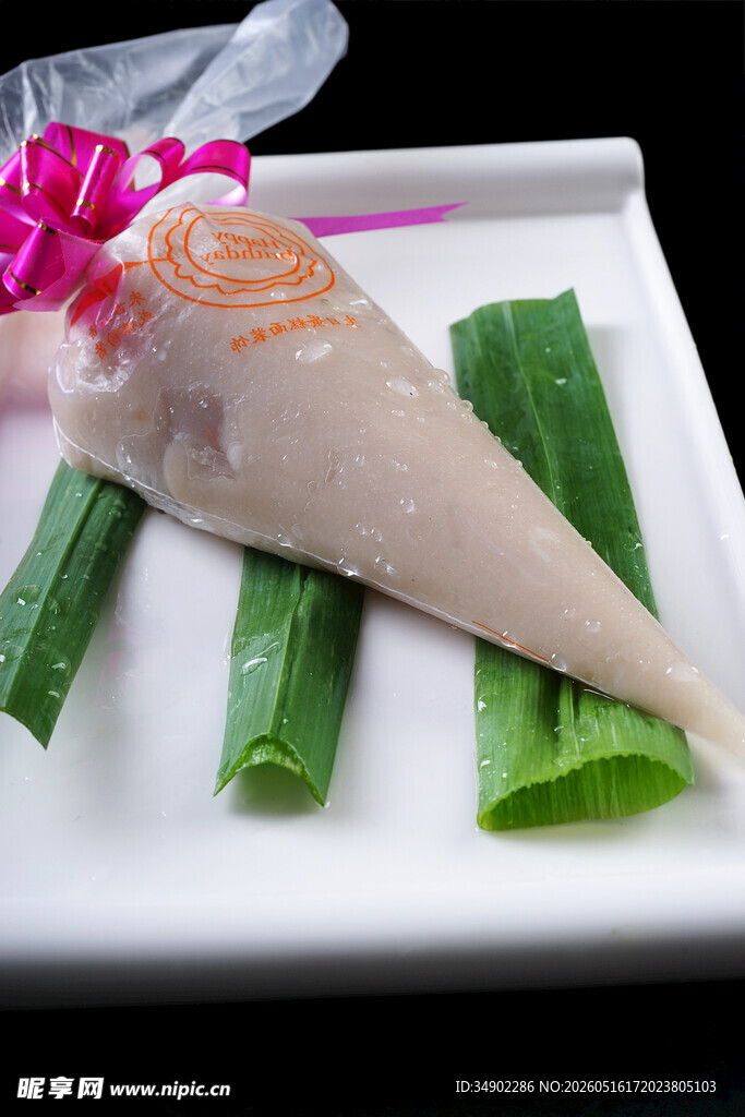 精致摆盘的锥形食物配蔬菜