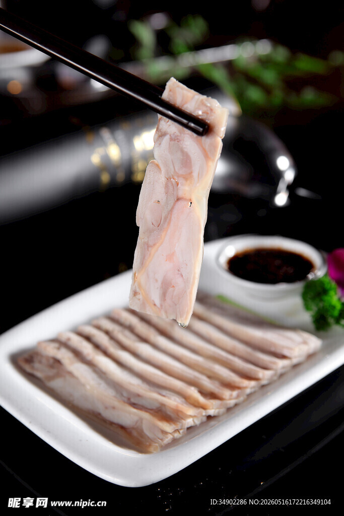筷子夹起的美味鲜切肉片