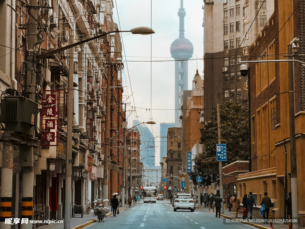 上海城市街道与东方明珠