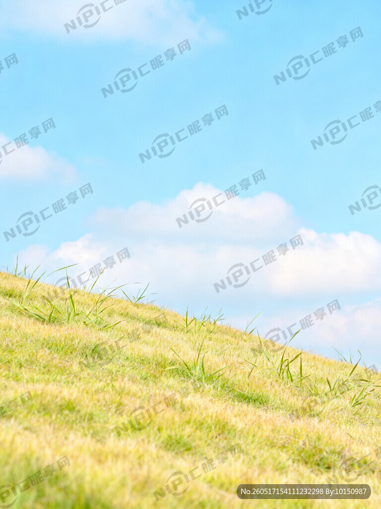 蓝天白云绿草地 草地稍微起伏