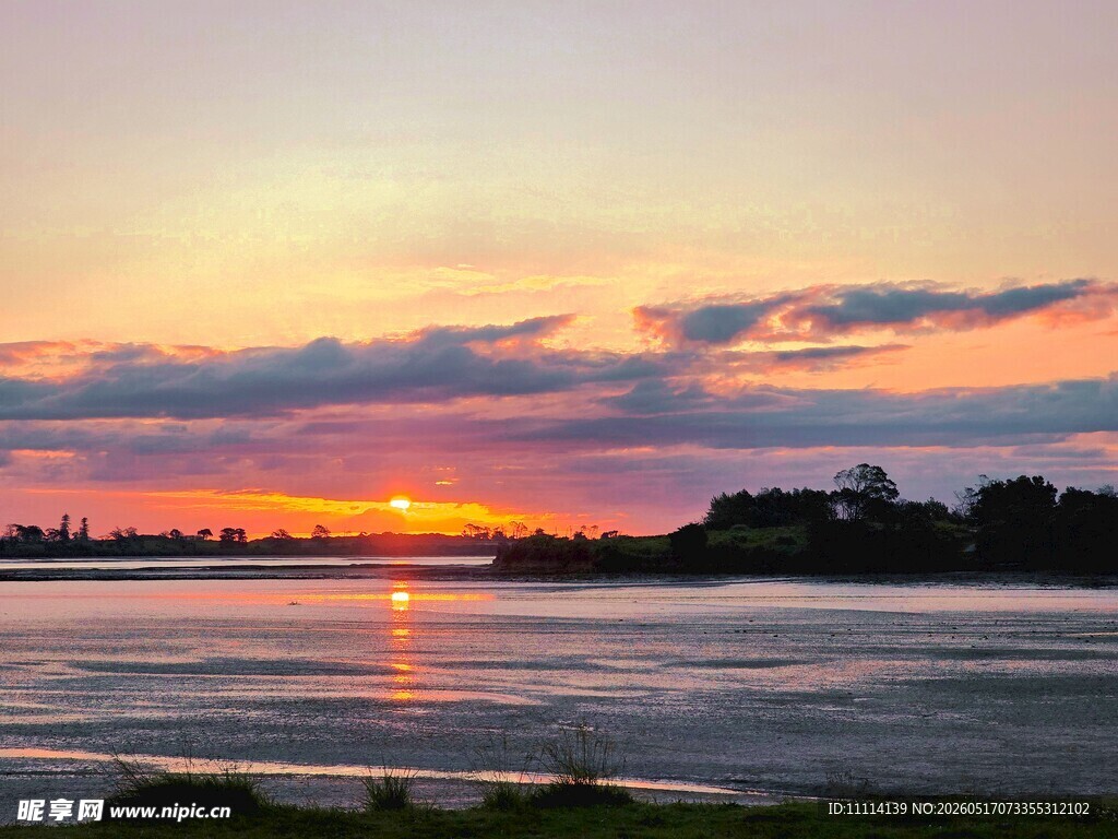 夕阳下的宁静水面美景