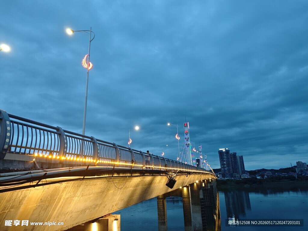夜幕下的桥梁与城市景观