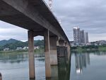 河畔桥梁与城市景观