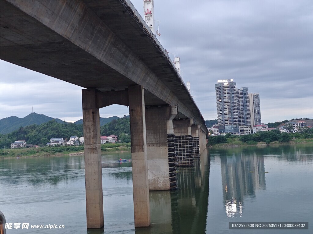 河畔桥梁与城市景观