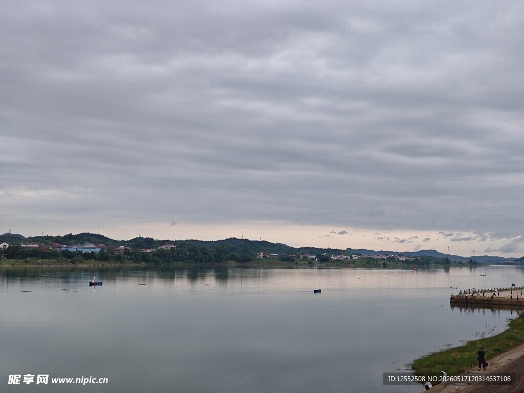 宁静湖面与远处景致