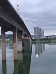 河畔桥梁与城市建筑景观