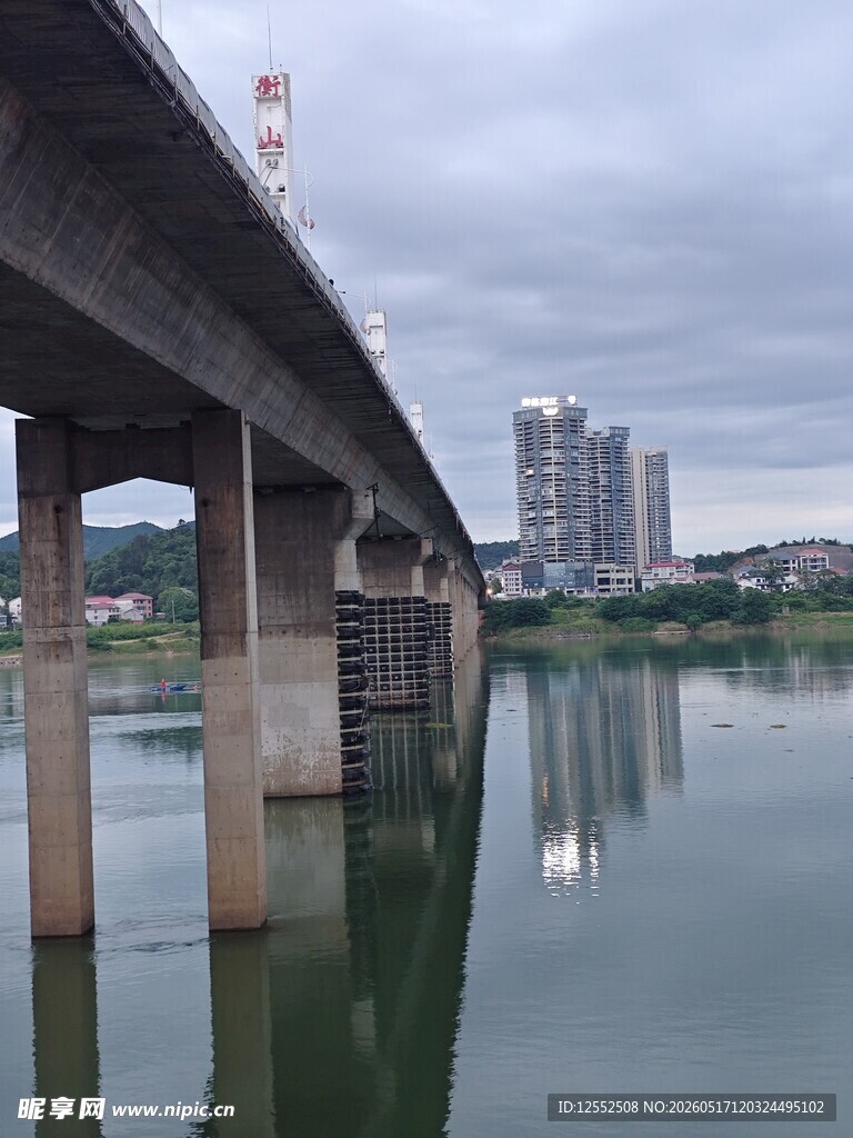 河畔桥梁与城市建筑景观