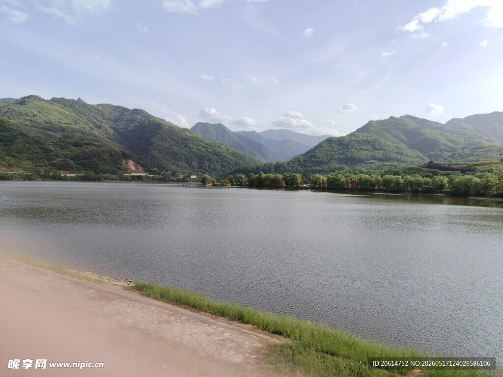 环山围绕的水库美景