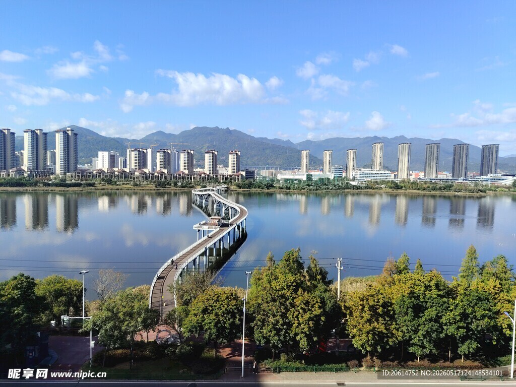 蓝天白云下海边小镇