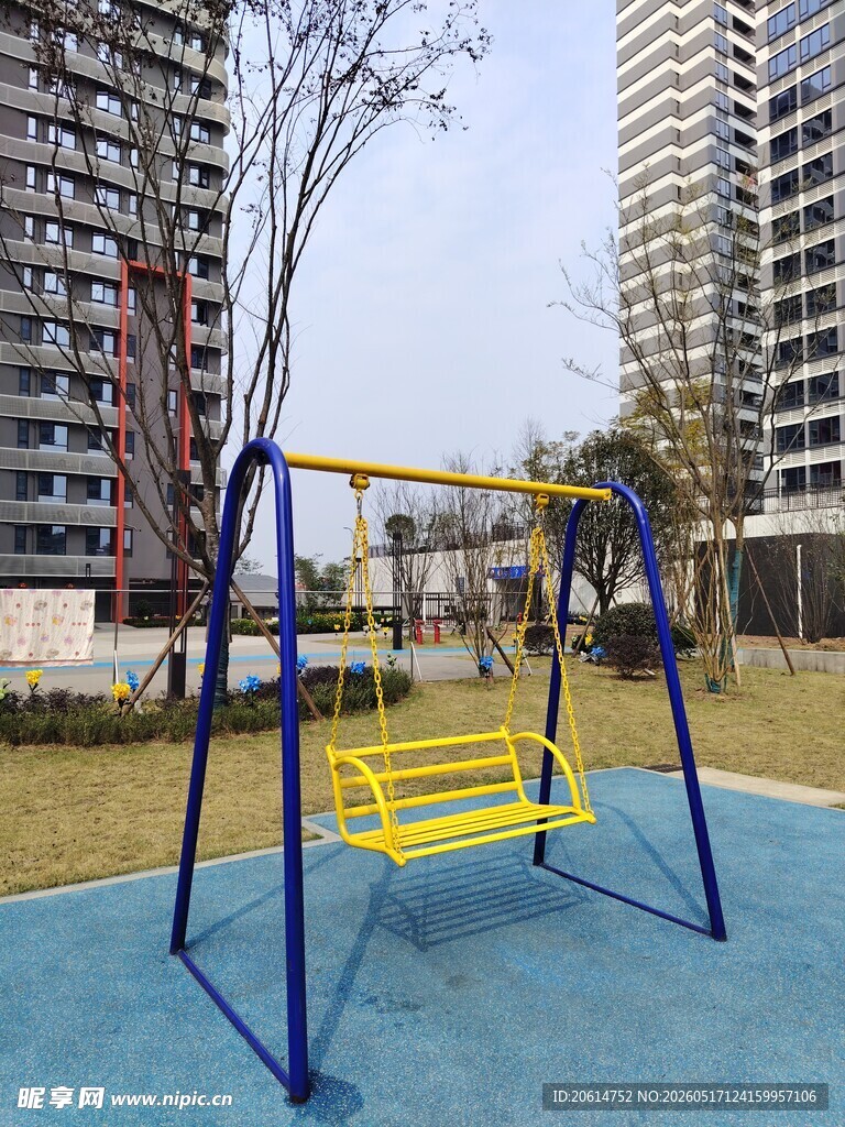 公园里的秋千