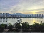 日暮下的海边小镇风景