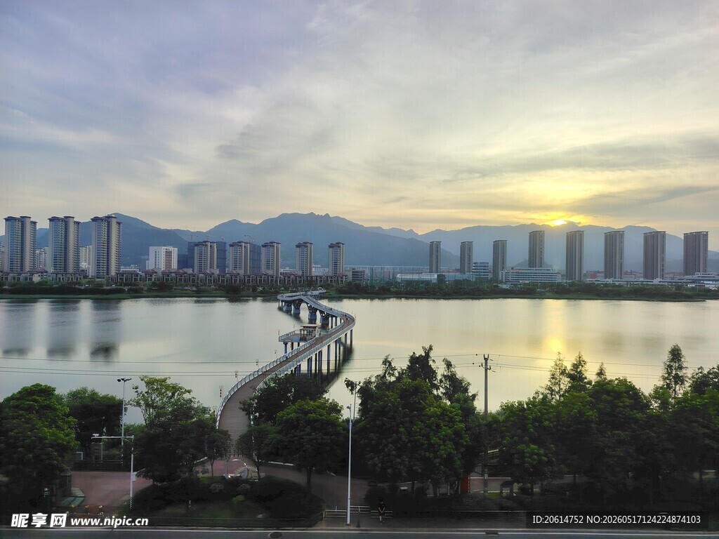 日暮下的海边小镇风景