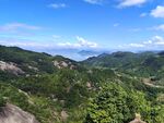 蓝天白云下的高山美景