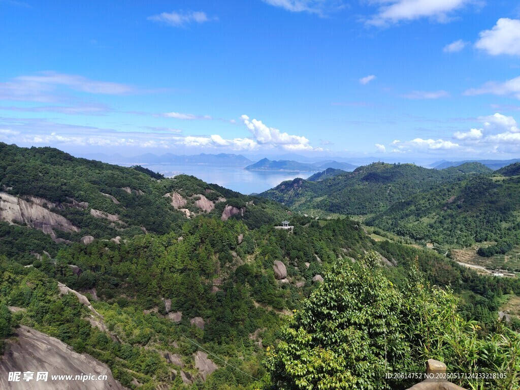 蓝天白云下的高山美景