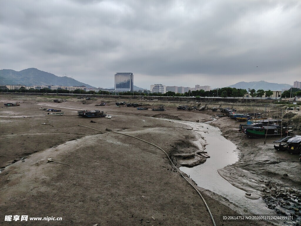 退潮后的港口