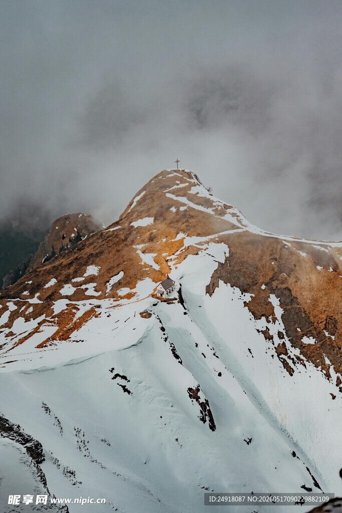 雪山之巅云雾缭绕之景