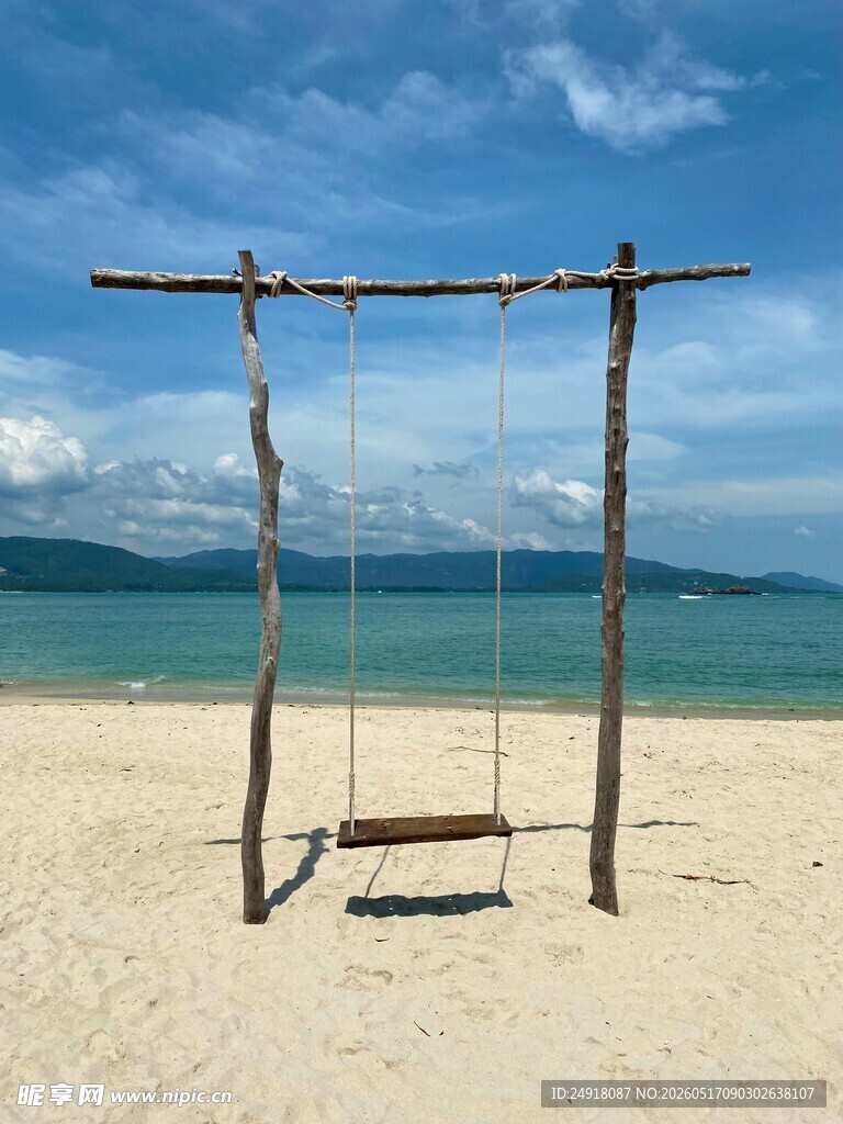 沙滩上的简约木质秋千