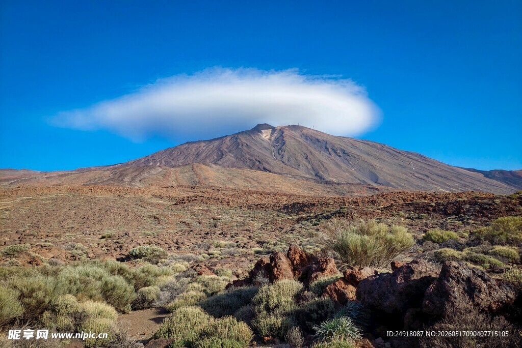 壮丽火山景观云绕山巅
