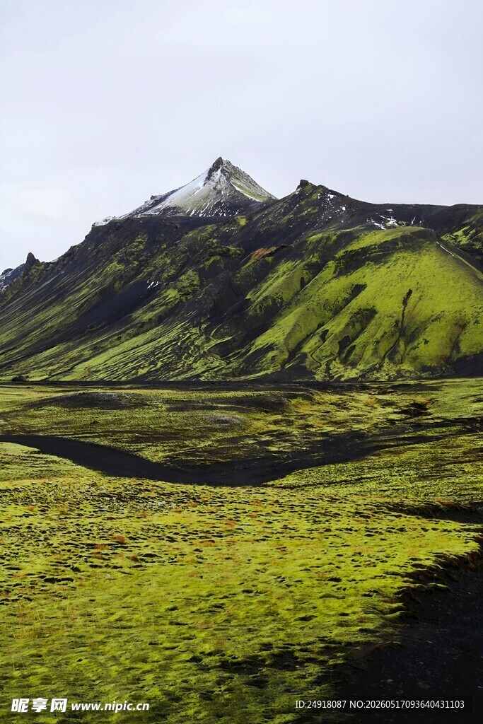 翠绿山峦间的自然美景