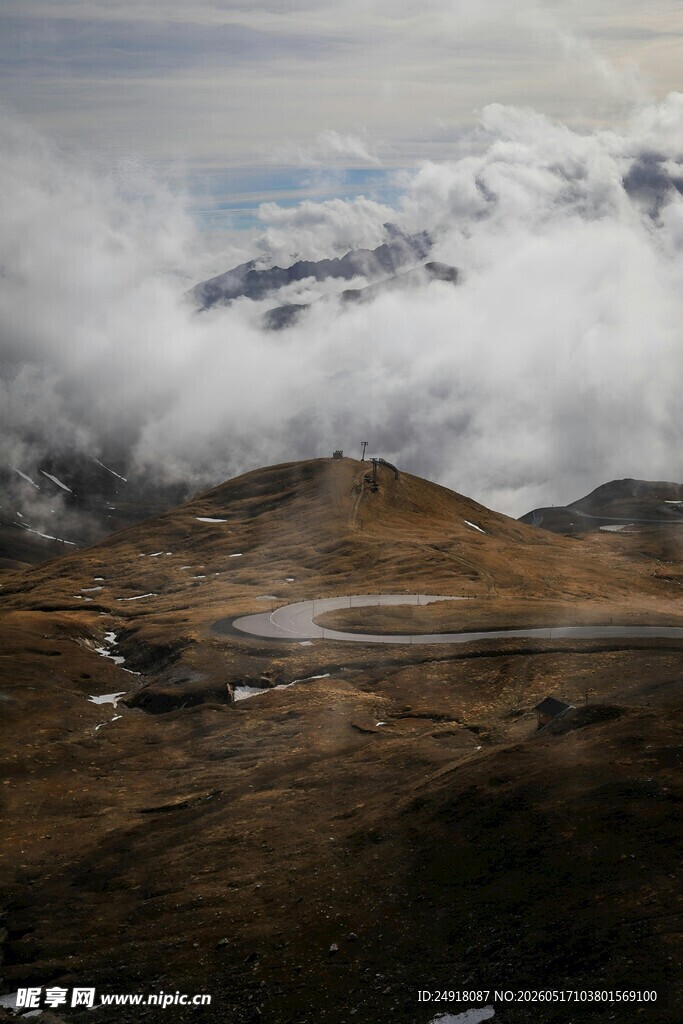 云雾缭绕的山间景色