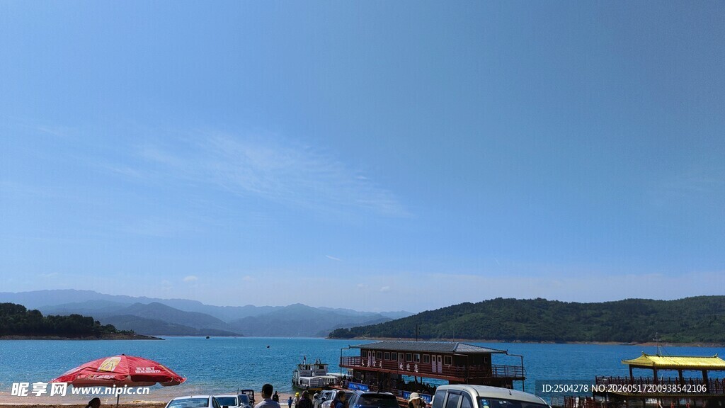 海边美景 多彩遮阳伞点缀 东江
