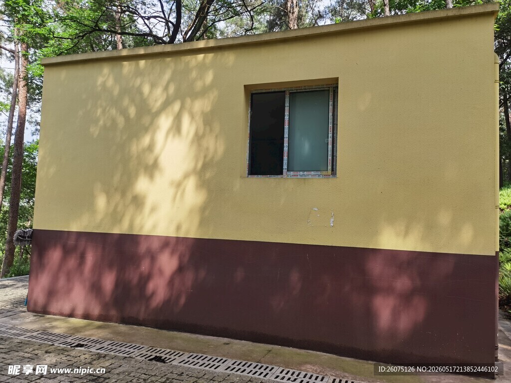黄褐相间的单层小屋