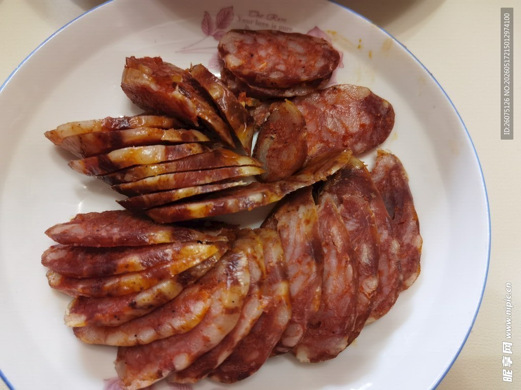 美味切片腊肠摆放在盘