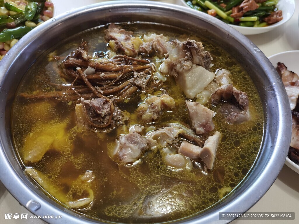 美味营养排骨猪脚汤