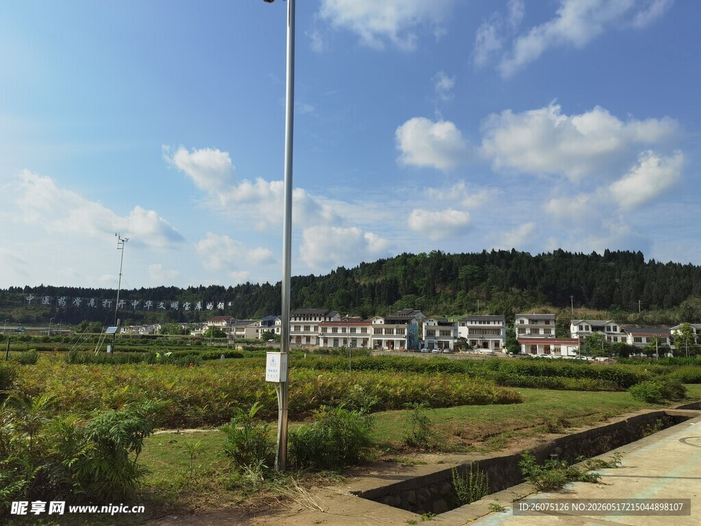 乡村田野风光远景图