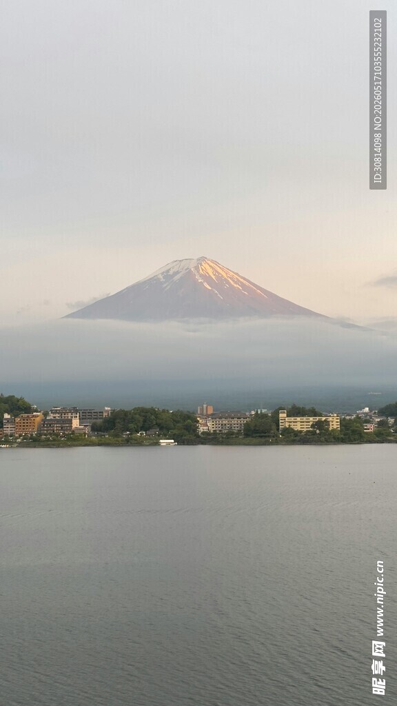 湖畔远眺富士山美景