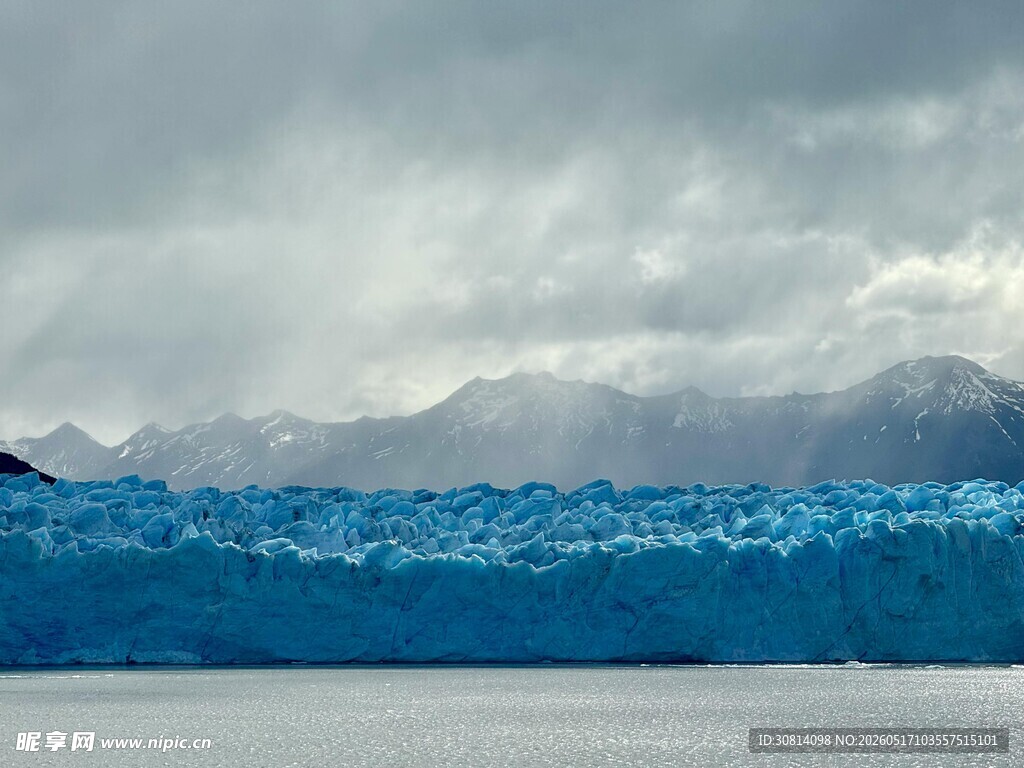 壮丽冰川与阴沉天空景观