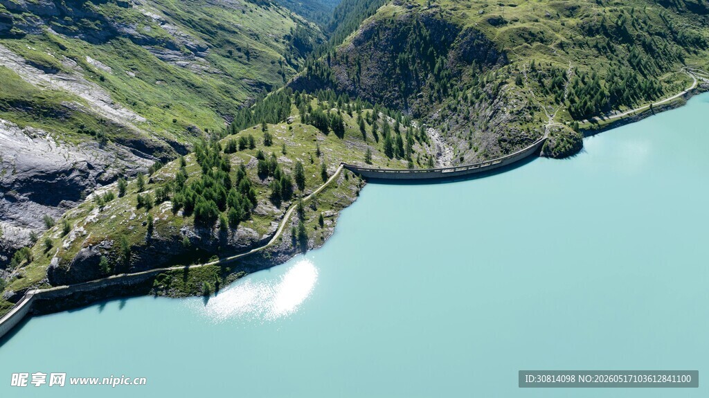 高山下的碧湖美景