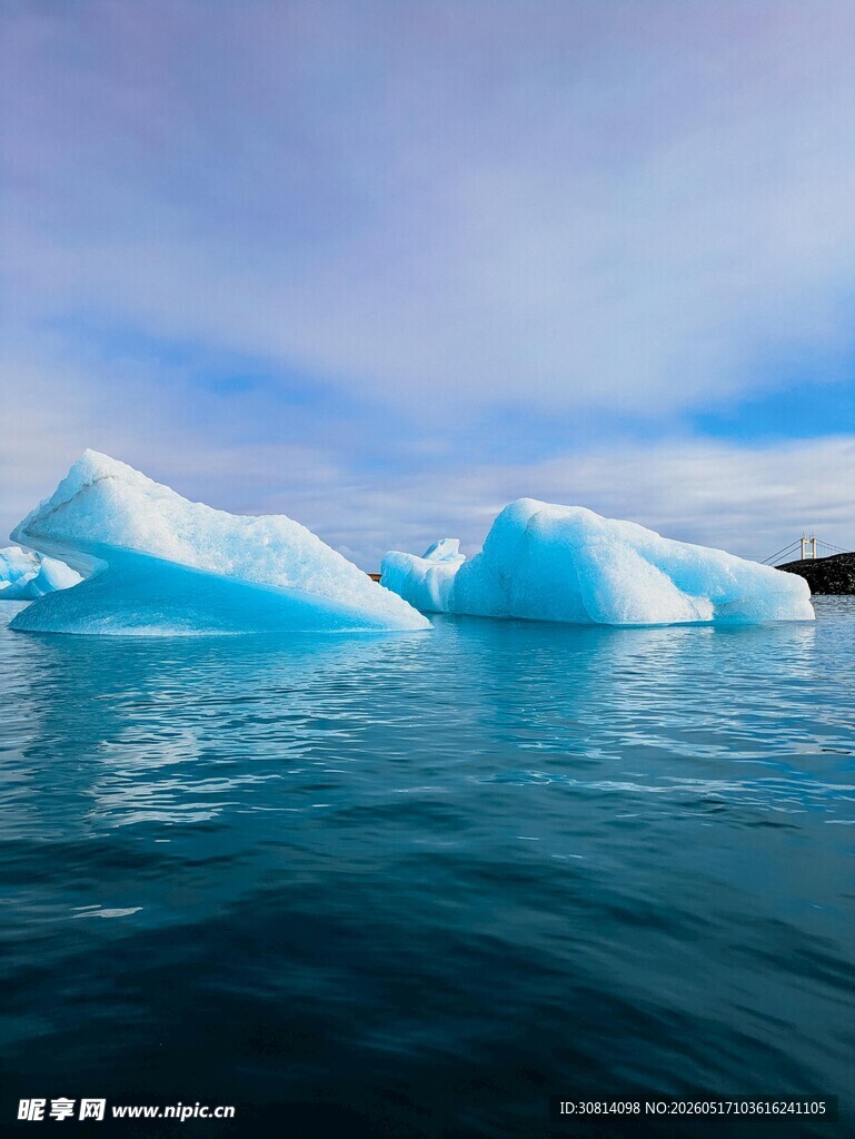 海上漂浮的壮美蓝冰山