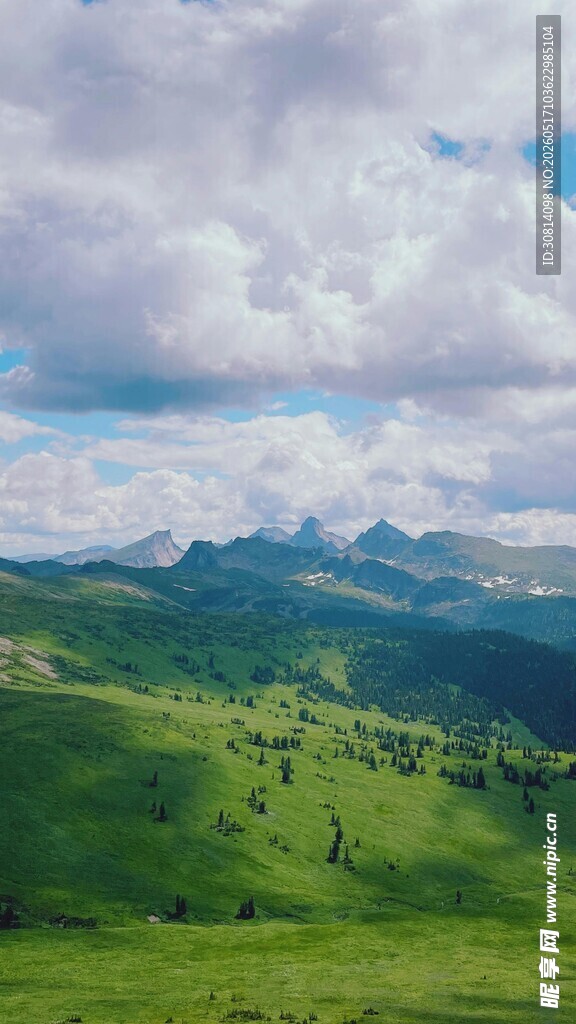 草原青山蓝天白云美景