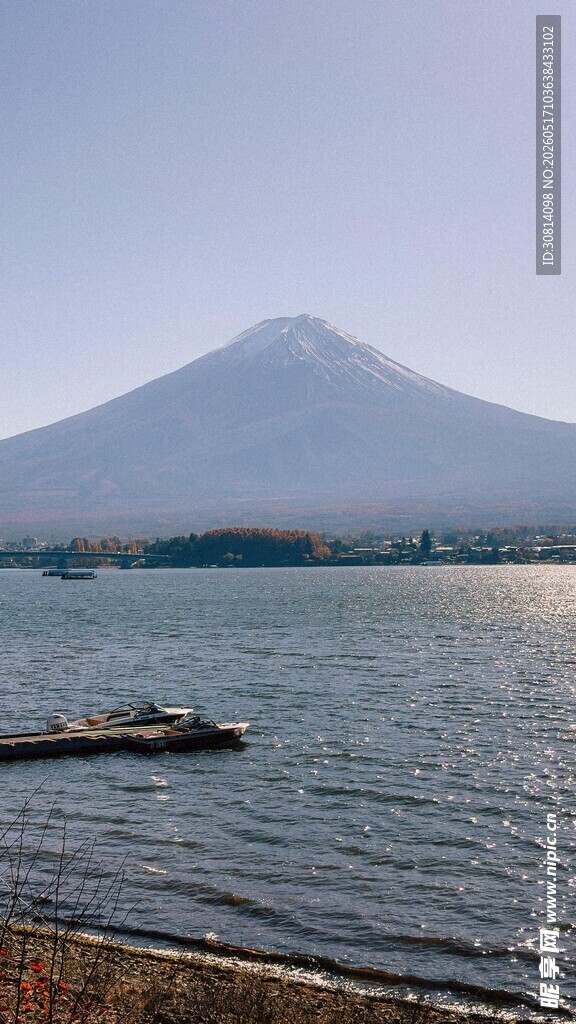 富士山下的宁静湖景