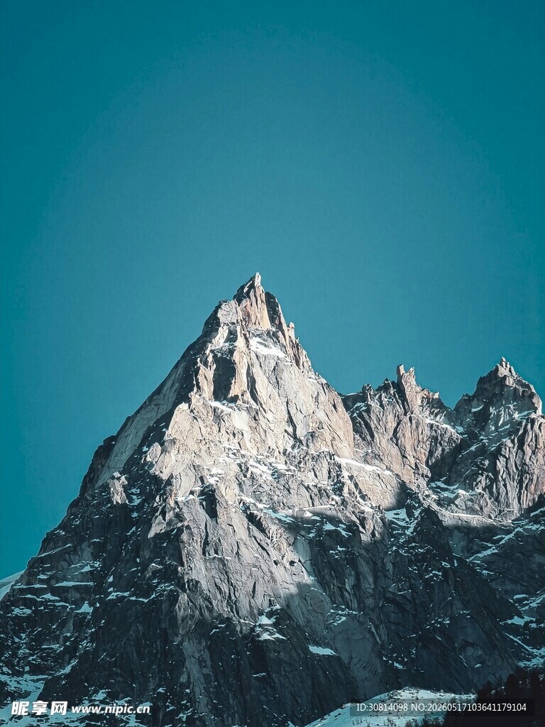 巍峨雪山壮丽景致