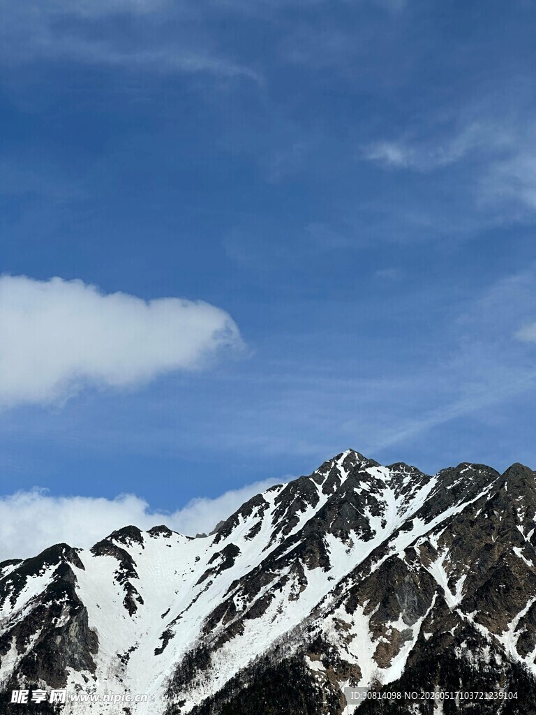 雪山蓝天美景