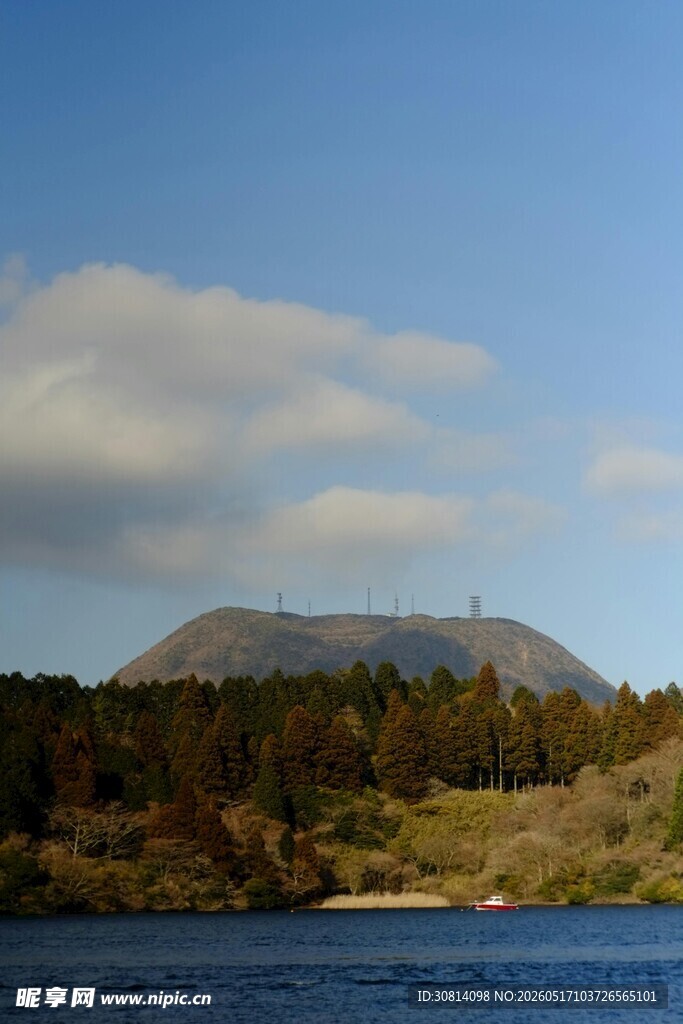 湖畔远山风景图