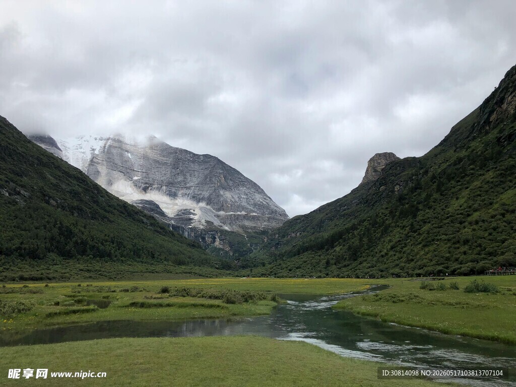 山间绿野溪流