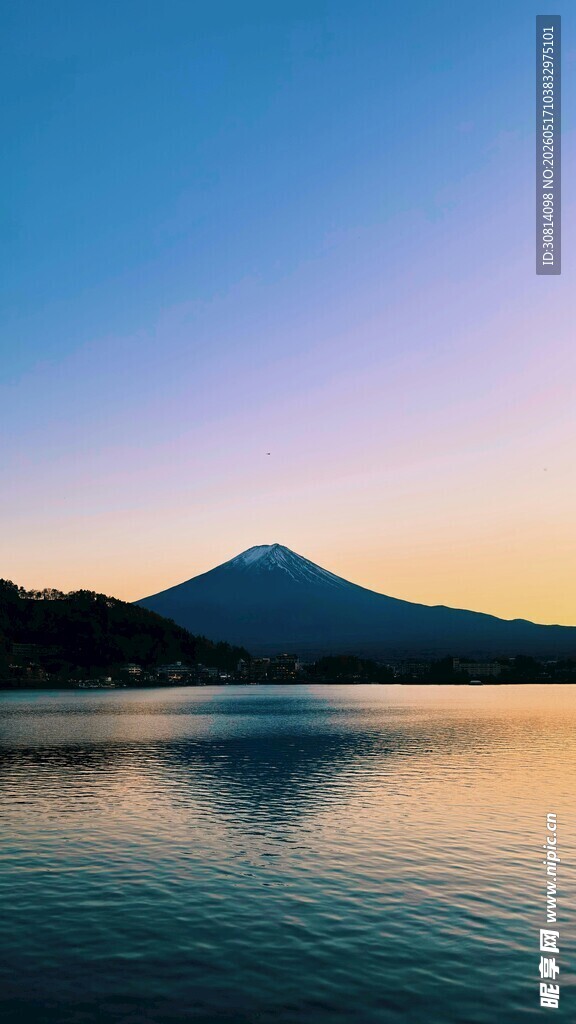 富士山下静谧湖景