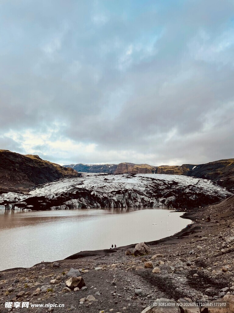 冰岛冰川旁的静谧湖泊