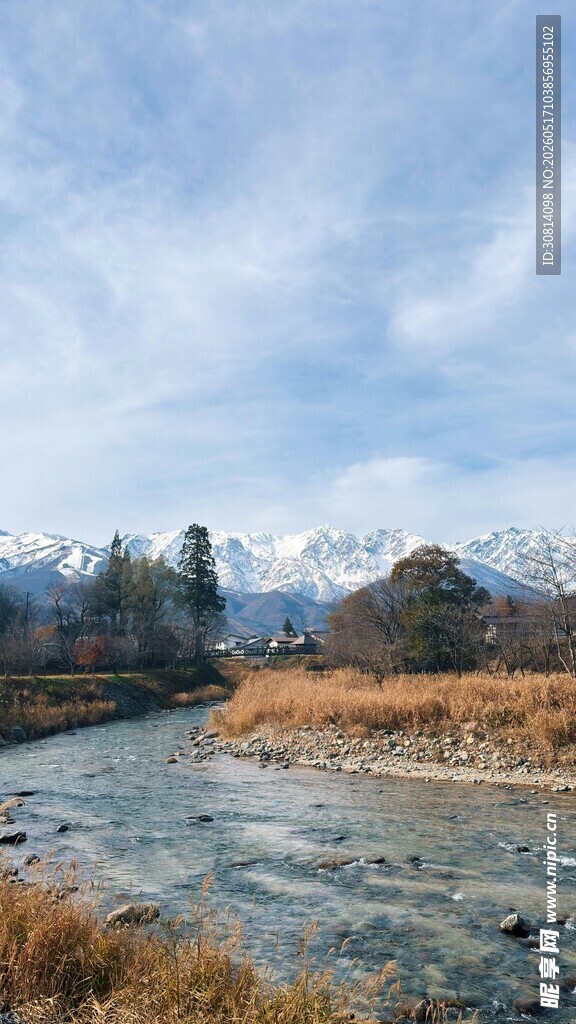 雪山下的清澈河流风景