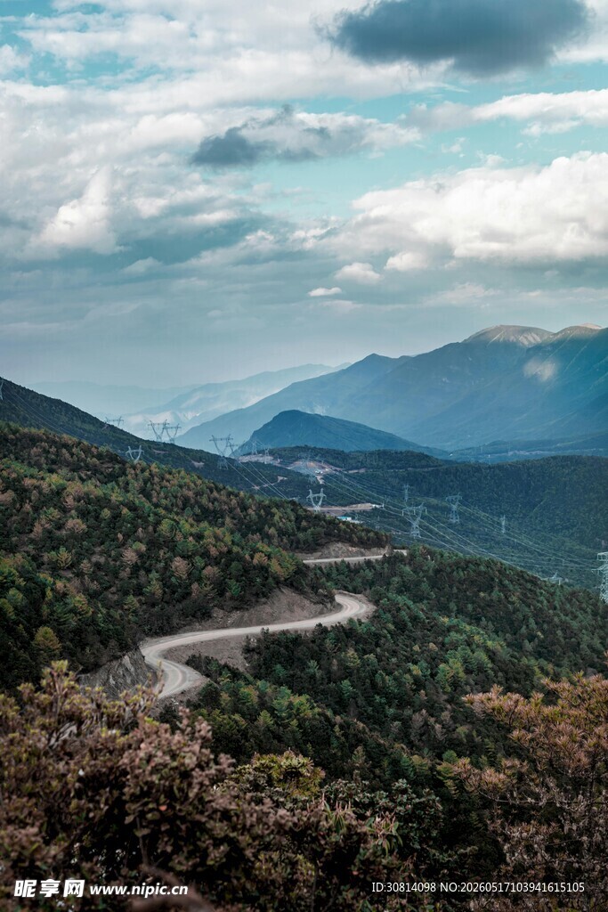 蜿蜒山路于青山云海间