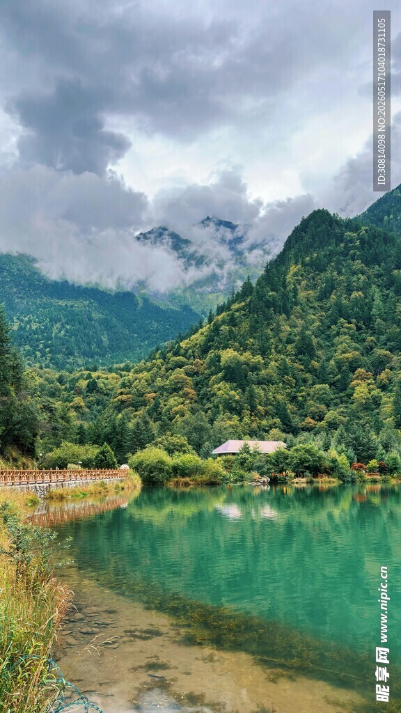 青山绿水间的静谧湖泊